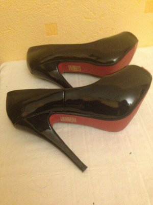 Elbląg 1.Piękne luksusowe klapki Nowe !!!
Glitzy Pleaser USA za 399 zł
2.Szpilki czarne nowe z czerwonym spodem