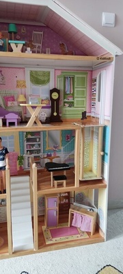 Elbląg Domek dla lalek dużyWymiary  130,51 x 32,99 x 129,49 cm, dużo mebeli oryginalnych w zestawie. na terenie