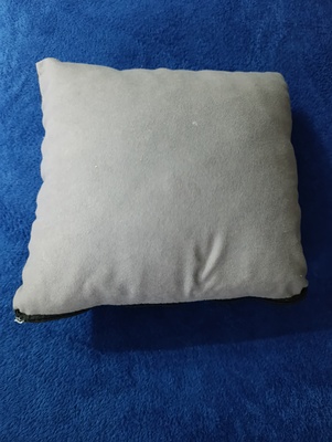 Elbląg Sprzedam małą poduszkę ozdobną z jednej strony szara z drugiej czarna. Wymiary ok. 30cmx30cm. Poszewka