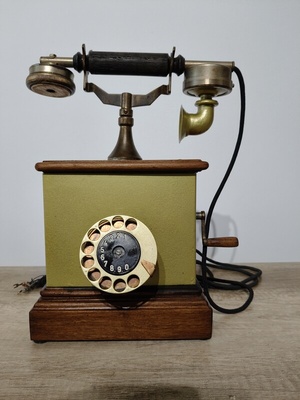 Elbląg Sprzedam zabytkowy, telefon stacjonarny firmy Simens z 1914 roku, z tarczą numerową.