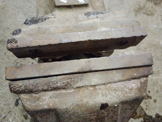 Elbląg Sprzedam imadło ślusarskie z czasów PRL. Długość szczęk 15 cm. Wada 25 kg, brak zawleczki od śruby oraz