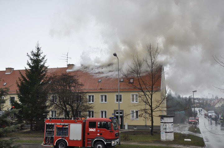 Kłęby dymu. Pożar budynku przy ul. Artura Grottgera.