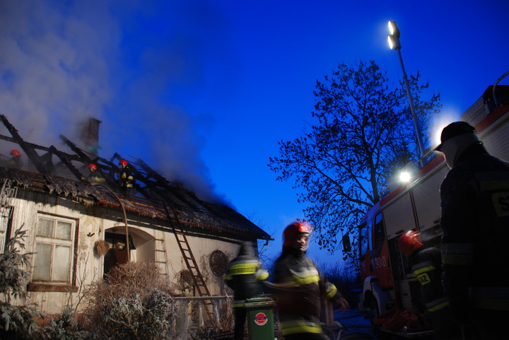 W Akcji. Strażacy z Jednostki Ratowniczo-Gaśniczej w Pasłęku podczas gaszenia pożaru domu mieszkalnego.