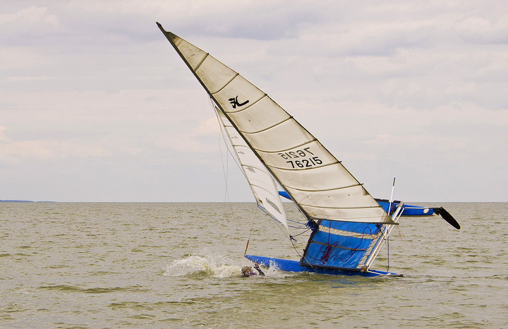 Wywrotka 1. Wywrotka jachtu Hobbi - Cat na Zalewie Wiślanym. (Czerwiec 2012)
