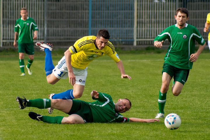 wejście. Lyubomir Lyubenov faulowany przez Tomasza Salomońskiego (żółta kartka) podczas spotkania Olimpia Elbląg - KS Polkowice 4.05.2012