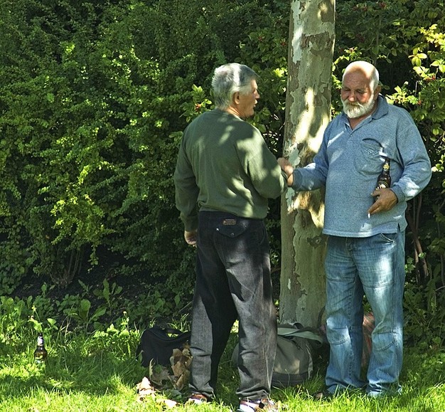 Przy piwku idzie się dogadać. Scenka z osiedla Na stoku.