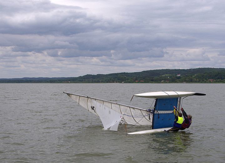 Wywrotka 2. Wywrotka jachtu Hobbi - Cat na Zalewie Wiślanym. (Czerwiec 2012)