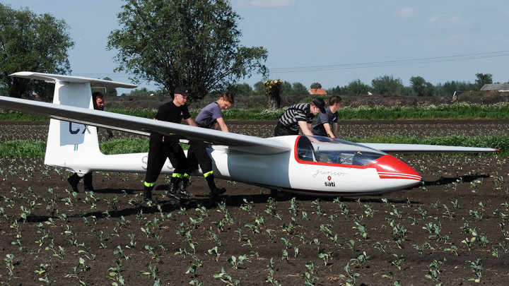 Junior w kapuście- nieoceniona pomoc.. Szybowiec Junior wylądował w terenie przygodnym koło Jegłownika. (Maj 2012)