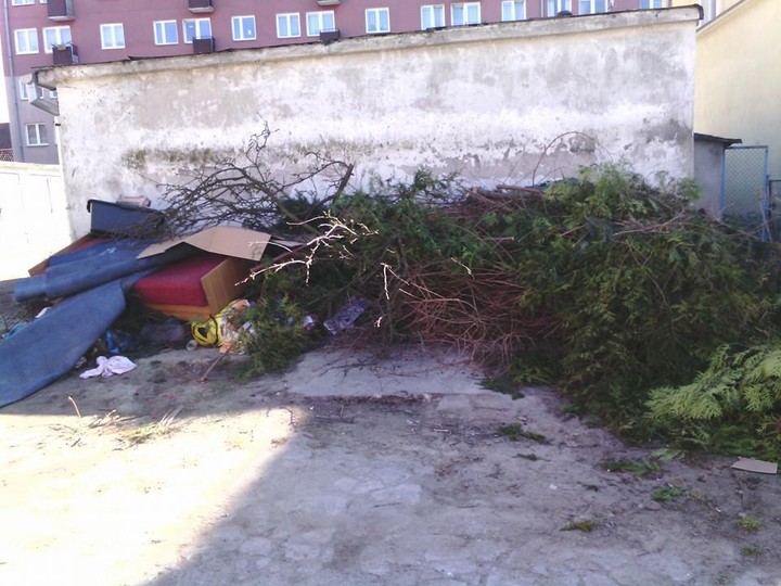 Ekologiczne wysypisko śmieci przy ul.Chopina w Elblągu, czyli wiosenne porządki.. Interweniując w Straży Miejskiej usłyszałem odpowiedz:-"Nie mamy patrolu w tej części miasta". To się pytam na co poszedł 1 mln.zł z opłat za wywóz śmieci? (Marzec 2014)