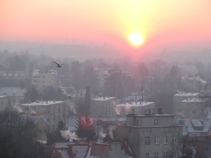 Wschód słońca z 17.01.14. Zima przyszła. Ludzie zaczęli palić w piecach :) (Styczeń 2014)