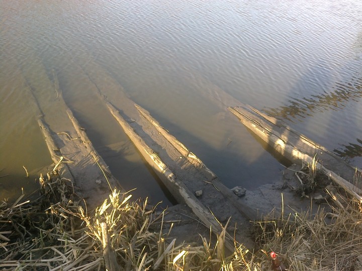 Stare,poniemieckie slipy do wyciagania łodzi za pomoca wozów konnych.Elblag.. Slipy z bliska. (Marzec 2014)