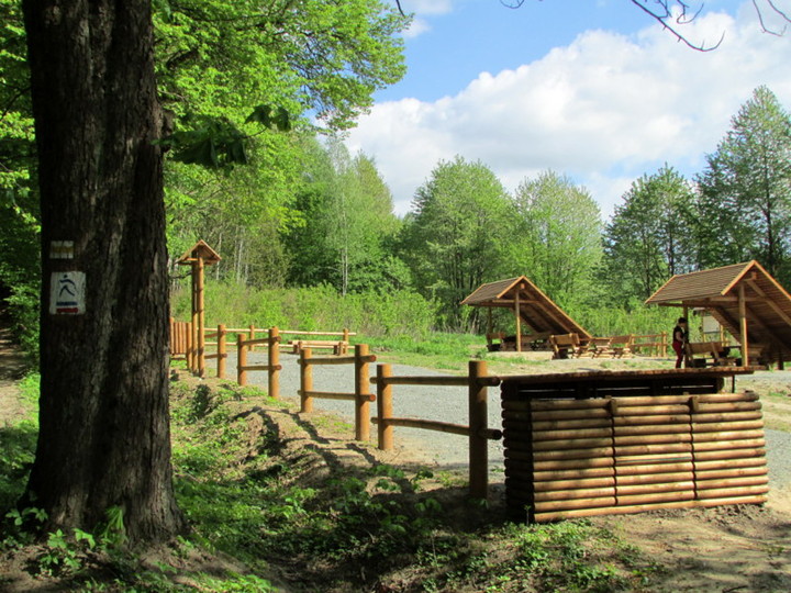 Nowe, wspaniałe miejsce do odpoczynku na szlaku, brawo leśnicy..  (Maj 2014)