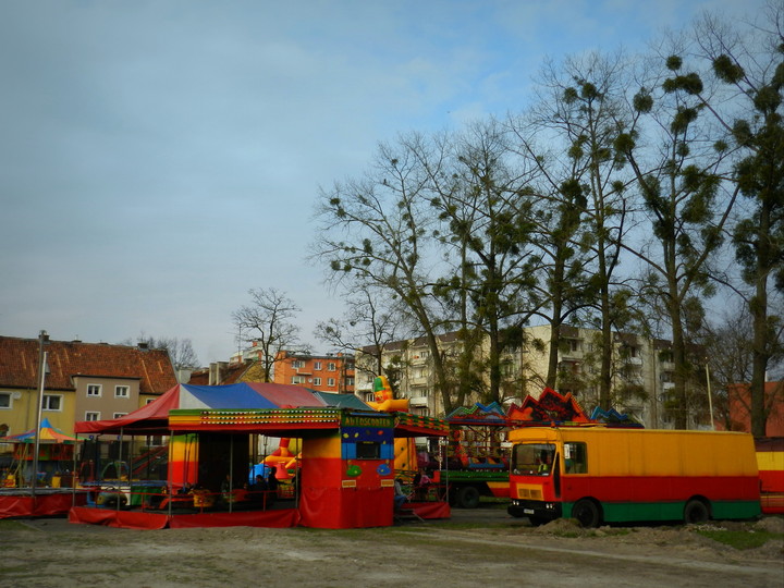 Karuzela jak za dawnych lat. Na Zawadę zawitało wesołe miasteczko. Jakby zatrzymane w czasie, gdyż 20 lat temu wyglądało tak samo.