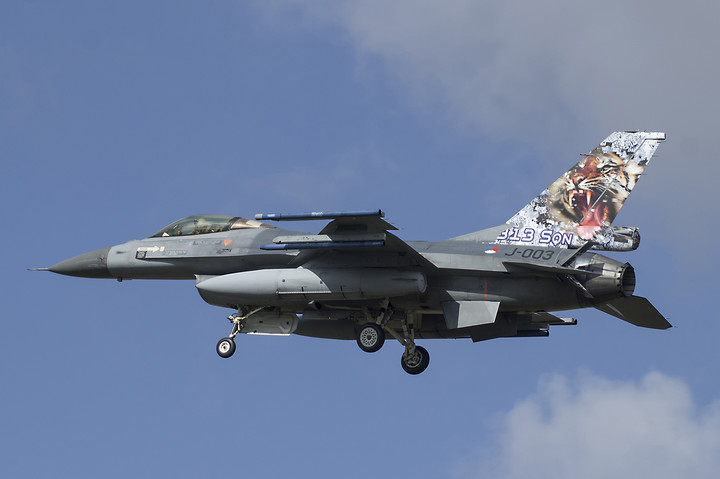 F-16 z Holandii w pobliżu Elbląga. Dzięki ćwiczeniom Anakonda można podziwiać nietypowe malowania holenderskich F-16