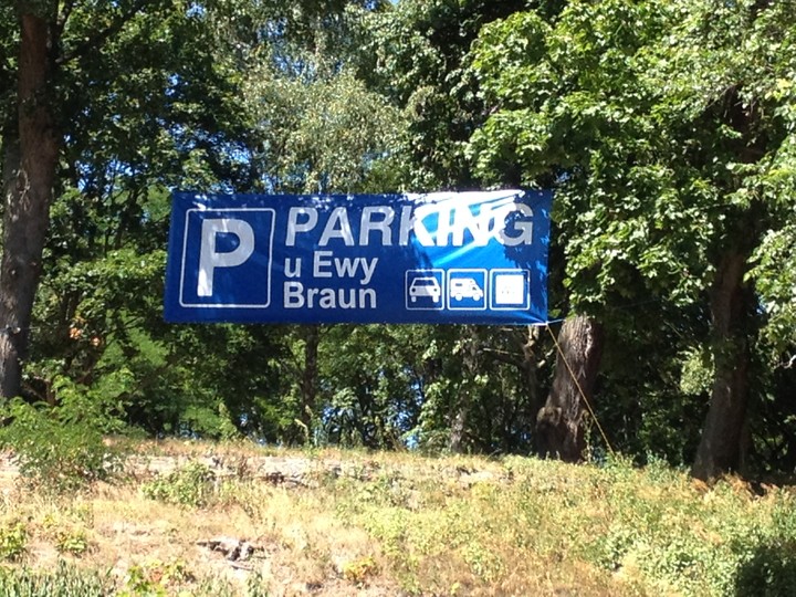 Krynica Morska, parking pojechany po bandzie.