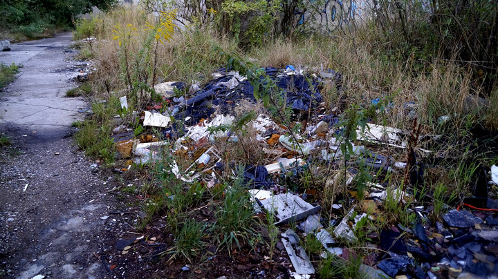 wysypisko śmieci. ul. Mazurska za torami kolejowymi - teren opuszczony i zaniedbany do tego ruiny budynków i trawa po pas