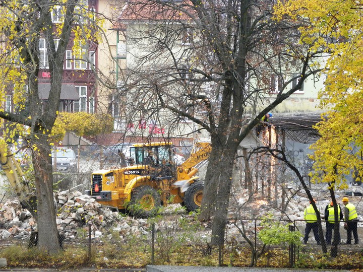 Wreszcie coś robią i budynek przy ul.Winnej przestanie straszyć..  (Listopad 2014)