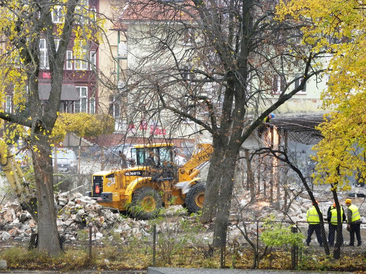 Wreszcie coś robią i budynek przy ul.Winnej przestanie straszyć.