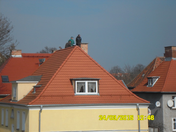 Na dachu przy kominie spokojnie życie płynie :). No to co, przepychamy, czy zatykamy? Zenek, Ty lecisz po piwo . (Kwiecień 2015)