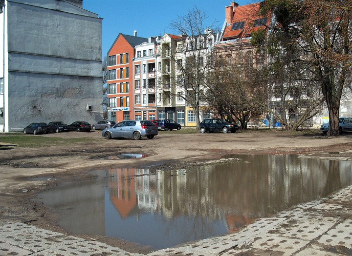 Parkowanie. Zaplecze parkingowe na Starym Mieście (Kwiecień 2015)