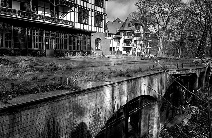 Cesarski Dwór. Kiedyś luksusowy hotel Kaiserhof. Wzniesiony w 1905 r. gościł podobno niemieckiego cesarza Wilhelma, a w latach PRL jako hotel Bałtyk – premiera Józefa Cyrankiewicza. Pamiętam go z lat 70-tych, jako dom wczasowy FWP i zdarzało mi się w nim przebywać. Piękna pamiątka czasów świetności Krynicy Morskiej. Czy znajdzie bogatego szaleńca...? http://fotopolska.eu/401984,foto.html (Maj 2015)