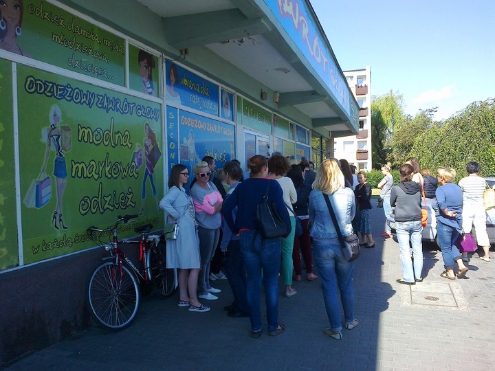 W kolejce. Sklep przy ul. Teatralnej (Czerwiec 2015)