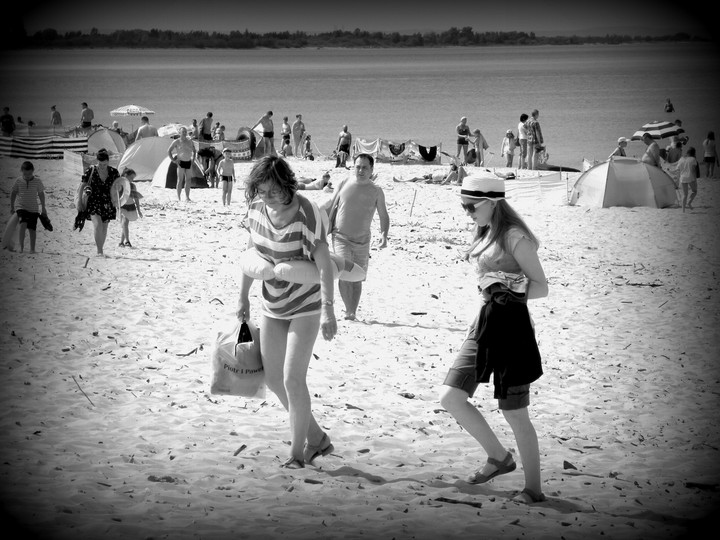 Powrót z plaży. Koło ratunkowe zawsze w pogotowiu. (Sierpień 2015)