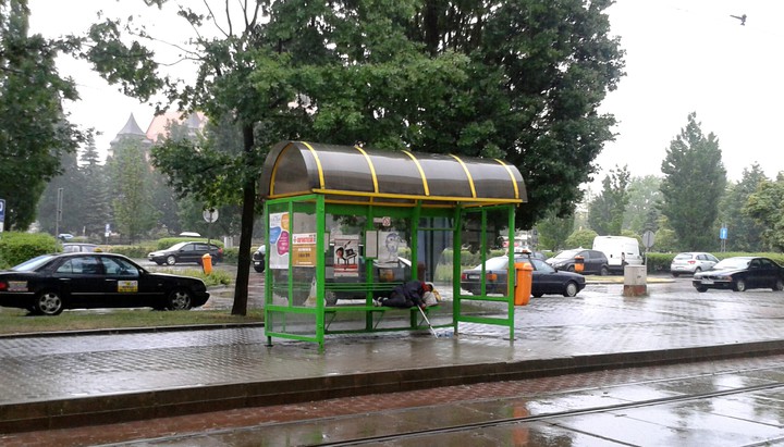 Elbląg.  Pogodne miasto.. Każdy przechodzi obojętnie.  Oni żyją obok. (Lipiec 2015)