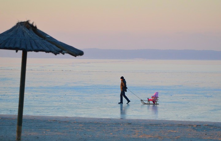 Spacer wzdłuż plaży nad Jeziorem Galilejskim ;). Kadyny - niedzielny spacer po zamarzniętym Zalewie Wiślanym.