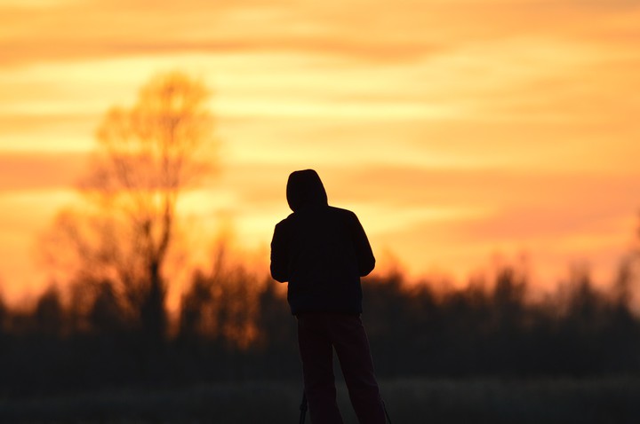 Fotografując naturę. Fotograf w trakcie uwieczniania zachodu słońca - Tolkmicko.