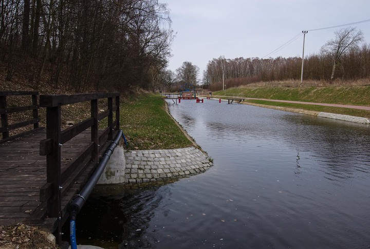 Szkodliwe działanie  powiewu wiosennego  wiatru na słupy linii energetycznej..