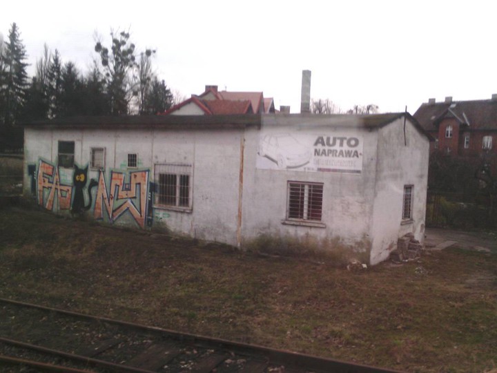 Tu naprawią Twoje auto :). Luksusowe centrum napraw samochodów, w Pasłęku ( widok z okna pociągu )