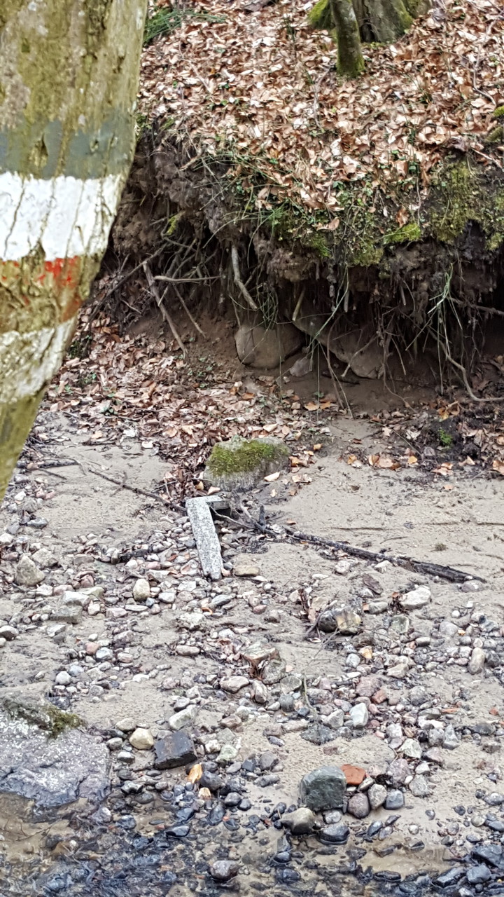 Nagrobek w Kumieli. Resztki poniemieckiego nagrobka w Kumieli. Zanim zaczniemy się awanturować o nasze groby na wschodzie, uszanujmy te, które zastaliśmy na "ziemiach odzyskanych". (Marzec 2016)