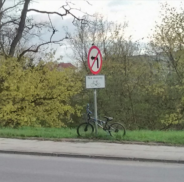 Nie dotyczy rowerów.. Czyżby rowerzysta poszedł pieszo?