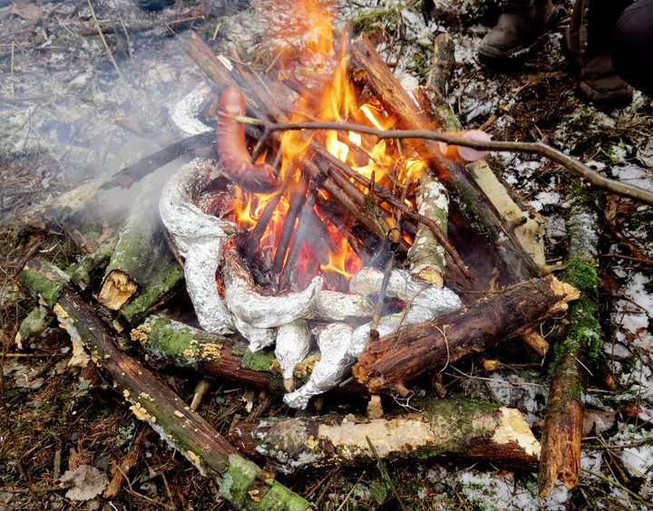 Zimowe grilowanie bananów. Po długim wędrowaniu, pośród lasów Wysoczyzny Elbląskiej (Luty 2016)