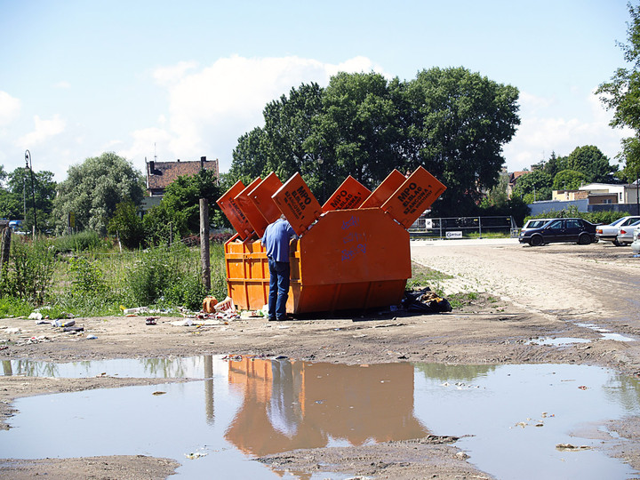 Stare Miasto Elbląg.. Jeśli nie potrafimy szanować swojego otoczenia i dbać o nie, szanujmy ludzi którzy sprzątają po nas. (Lipiec 2012)