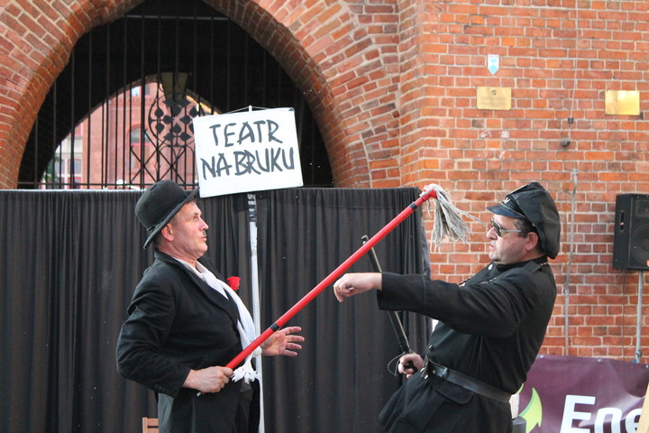 Teatr na bruku 2. Kolejna fotka z występu teatru "Na bruku".