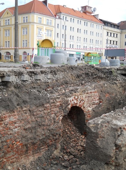 Tajemnicze wejście pod Placem Słowiańskim. W związku z remontem tego rejonu pewnie w najbliższych dniach nowy asfalt pokryje tę historię. (Lipiec 2012)