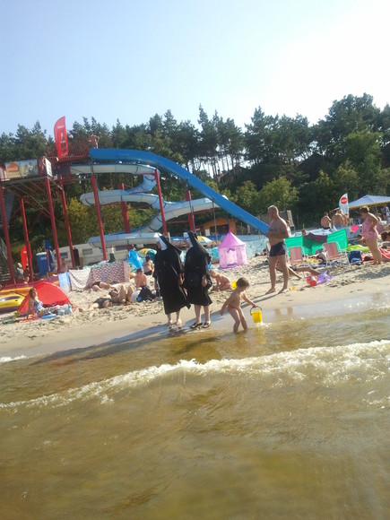 pomoczymy sobie nóżki :). Stegna ,plaża.