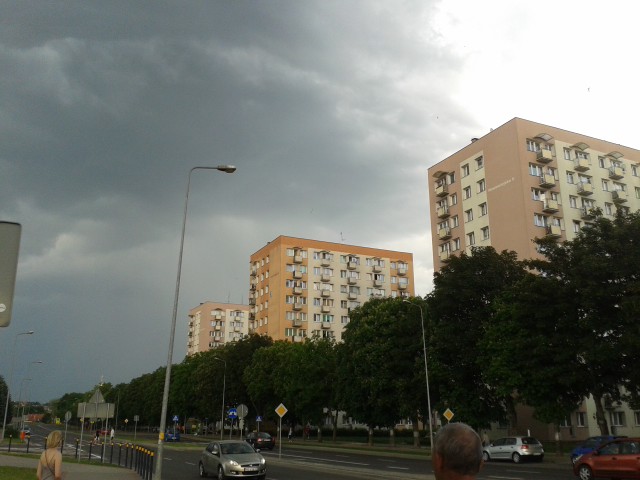 Burza.. Wczorajsza burza nad Elblągiem ok godz 19. Chwilę po wykonaniu tej fotki zaczęło wiać, deszcz i grad. Kanalizacja nie była w stanie odbierać wody. (Maj 2016)