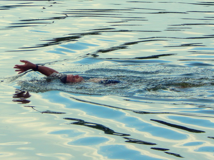 Garmin Iron Triathlon - jeden z uczestników w rzece Elbląg