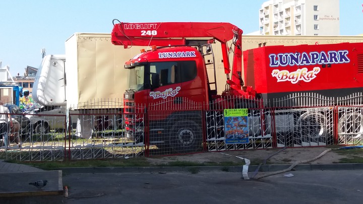 Życie to nie je bajka..... Kiedy zgarną już kolorowe światła, ucieknie muzyka Cancana. Wesoły śmiech rozbawionych ludzi zniknie w odgłosach  miasta pozostaje Bajka... Ale jaka smutna Bajka. Tak, życie to nie je bajka.