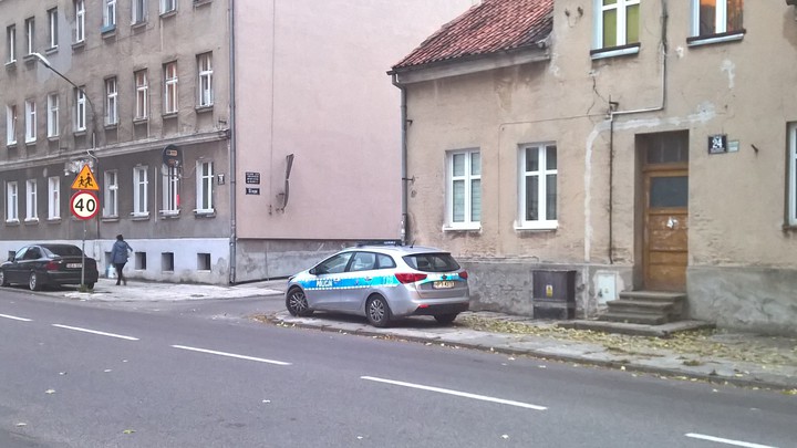 Prawo nie dla wszystkich. Witam. W załączniku przesyłam zdjęcie jak elbląska policja przestrzega przepisów prawa o ruchu drogowym. 
Słowo objaśnienia:
1. przepisy mówią że najmniejsza odległość od skrzyżowania w jakiej można zaparkować auto to 10m ile jest sami oceńcie. Na pewno wyjeżdżający z ul. Ślepej mieliby bardzo ograniczoną widoczność, tym bardziej że ul. Kościuszki w tym miejscu ,,idzie łukiem"
2. u zbiegu ulic Kościuszki i Piechoty czyli jakieś 100-150m wcześniej, niż zaparkowany radiowóz, stoi znak B-35 ,,zakaz postoju" nie ma możliwości aby kierowca go nie zauważył.
3. po drugiej stronie jezdni jest duży parking i było tam kilka wolnych miejsc.

Pozdrawiam