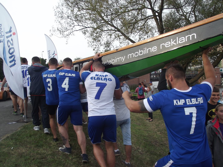 Policja w niecodziennej roli. Wyścig smoczych łodzi na rzece Elbląg (Wrzesień 2016)