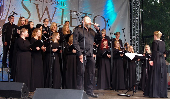 Chór CANTATA. W niedzielne popołudnie, mimo deszczowej pogody, wielu z nas cieszył wspaniały występ Chóru Cantata.