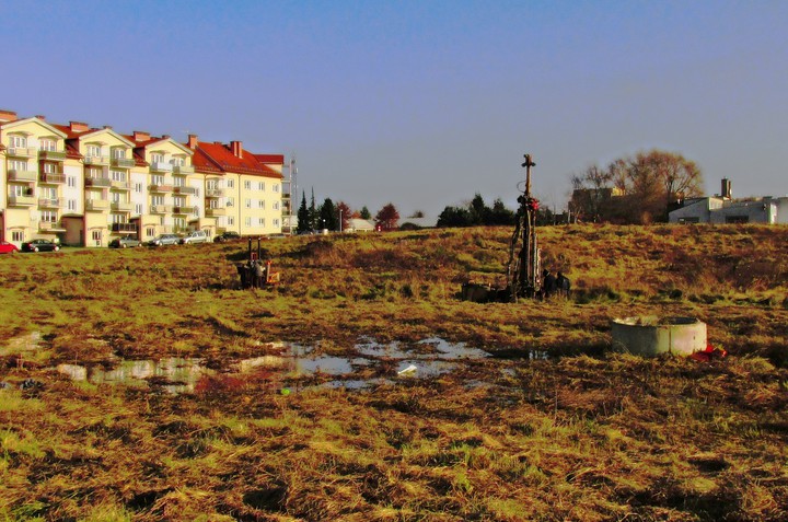 Grunt jest sprawdzany pod przyszłą budowę. Teren na przeciw C.H. Ogrody