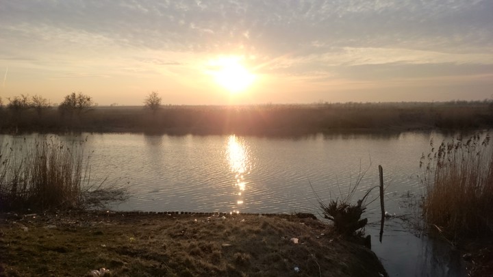 Zachód nad rzeką Elbląg. Moment zachodu słońca ujęty nad rzeką, w okolicach Zawady.