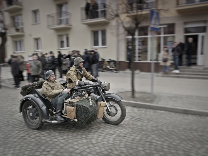 "Podróż w czasie - 72 lata wcześniej". 12 marca w Nowym Stawie na Placu Kościuszki kilka grup rekonstrukcyjnych dało ciekawy pokaz wydarzeń z początków marca roku 1945 - niedobitki niemieckiej armii szykują się do opuszczenia Nowego Stawu. (Marzec 2017)