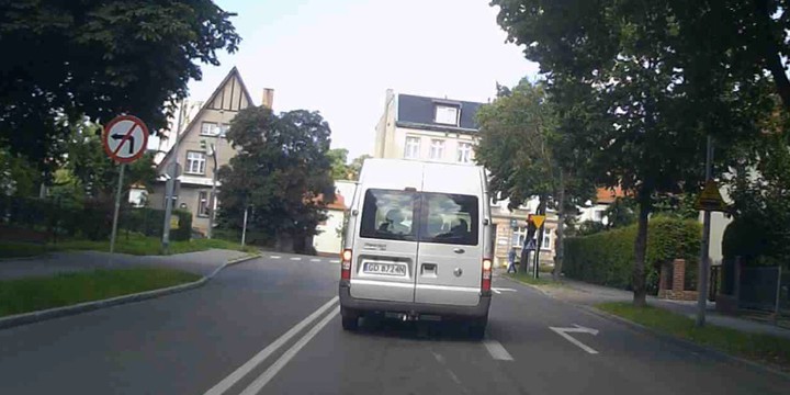 Kolejny zakaz skrętu w Elblągu. Czego według kodeksu zakazuje ten znak:

A) Skrętu w lewo na ul. Bema
B) wjazdu na posesję, znajdującego się po stronie lewej.
C) Skrętu w lewo na ul. Bema gdy nie działa komunikacja. 

I tak ogólnie to po co on tam został ustawiony.