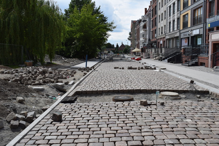 Brukują jak za dawnych lat.. Starówka elbląska. (Czerwiec 2017)